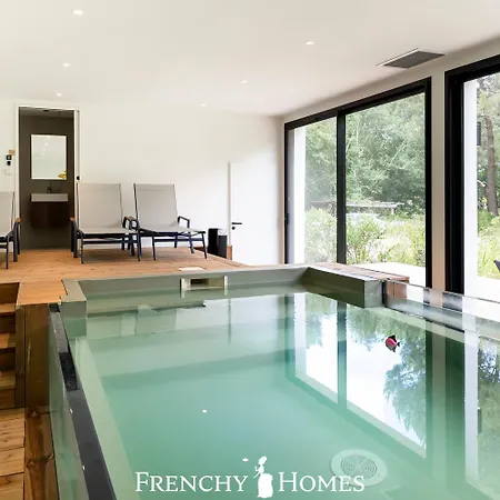 Neuve Piscine Interieure 18pers 别墅