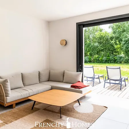 Neuve Piscine Interieure 18pers 别墅