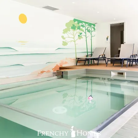 Neuve Piscine Interieure 18pers 别墅